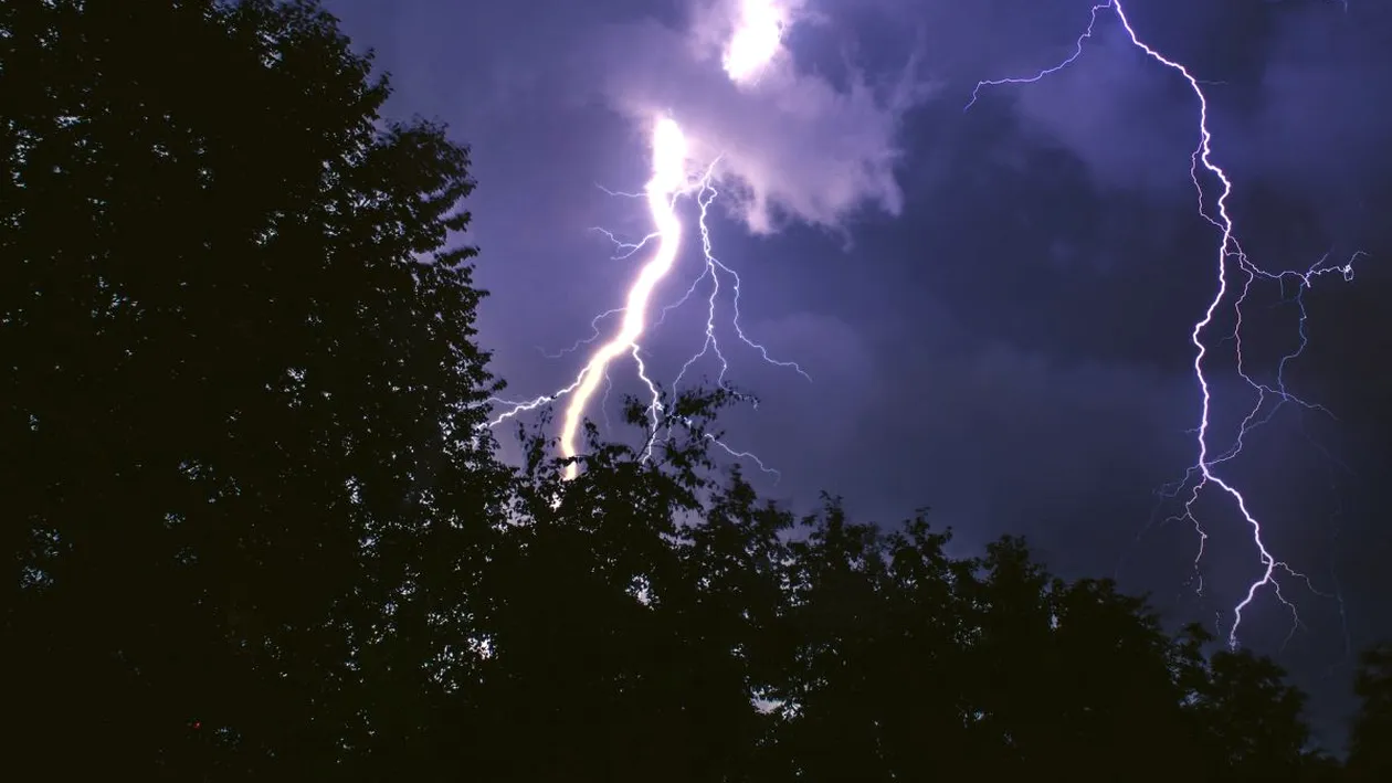 Alertă ANM! Cod roşu de tornadă, grindină şi ploi torenţiale, în mai multe zone din țară