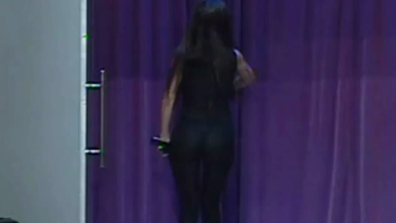 VIDEO Uite-o ce buna e DJ Harra! Vezi in ce tinuta transparenta a venit la Capatos!