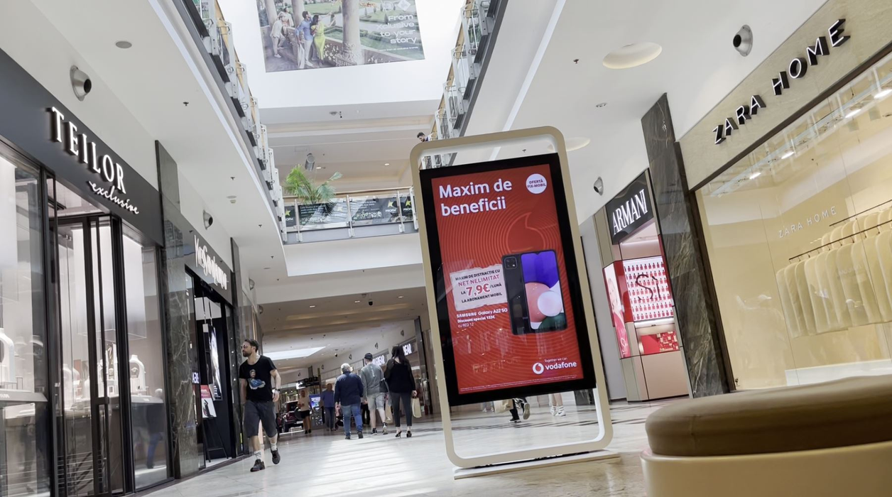 Dani Oțil, pe holurile mall-ului din Băneasa, în căutarea zonelor de interes personal (Foto: CANCAN.RO)