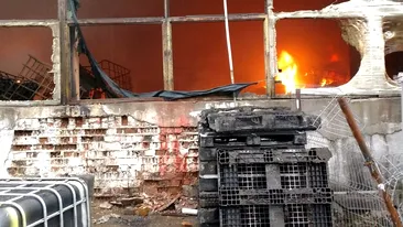 Incendiu nimicitor la un depozit de vopsea din Dâmbovița! Localnicii au primit mesaj prin RO-Alert