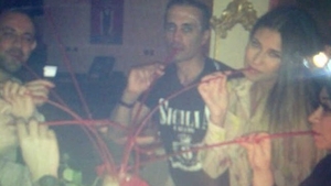 Asta sa fie dovada ca Antonia l-a dat uitarii pe Vincenzo? A baut din acelasi pahar cu printul Max si si-a facut de cap in Dubai