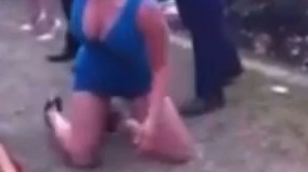 Moartă de beată, singura ei preocupare a fost să lovească bărbaţii în nas! Uite ce scandal a făcut domnişoara la Cupa Melbourne
