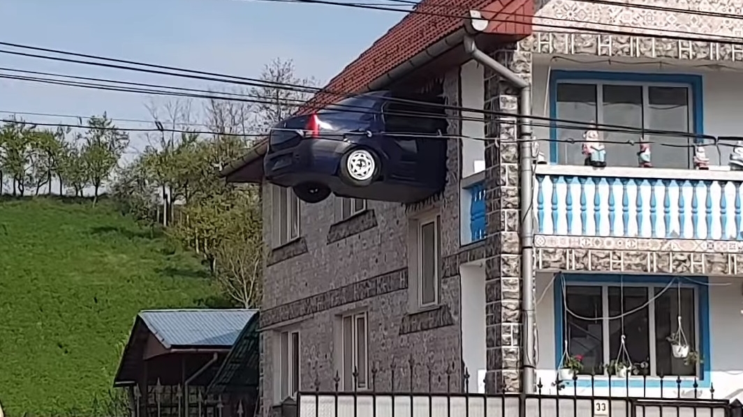 Nu, nu e Photoshop! Un român și-a zidit Loganul într-unul dintre pereții casei