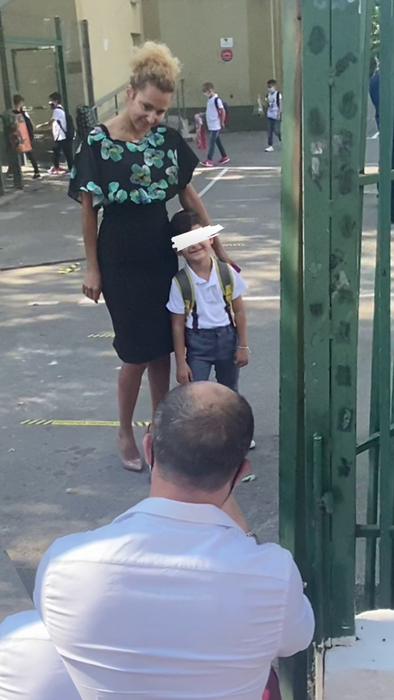 Ședință foto în poarta școlii