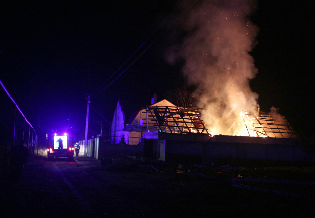 Pompierii sting focul la o casă din Muratovo, din regiunea Lugansk, pe 22 februarie 2022. (Sursa foto: profimedia.ro)