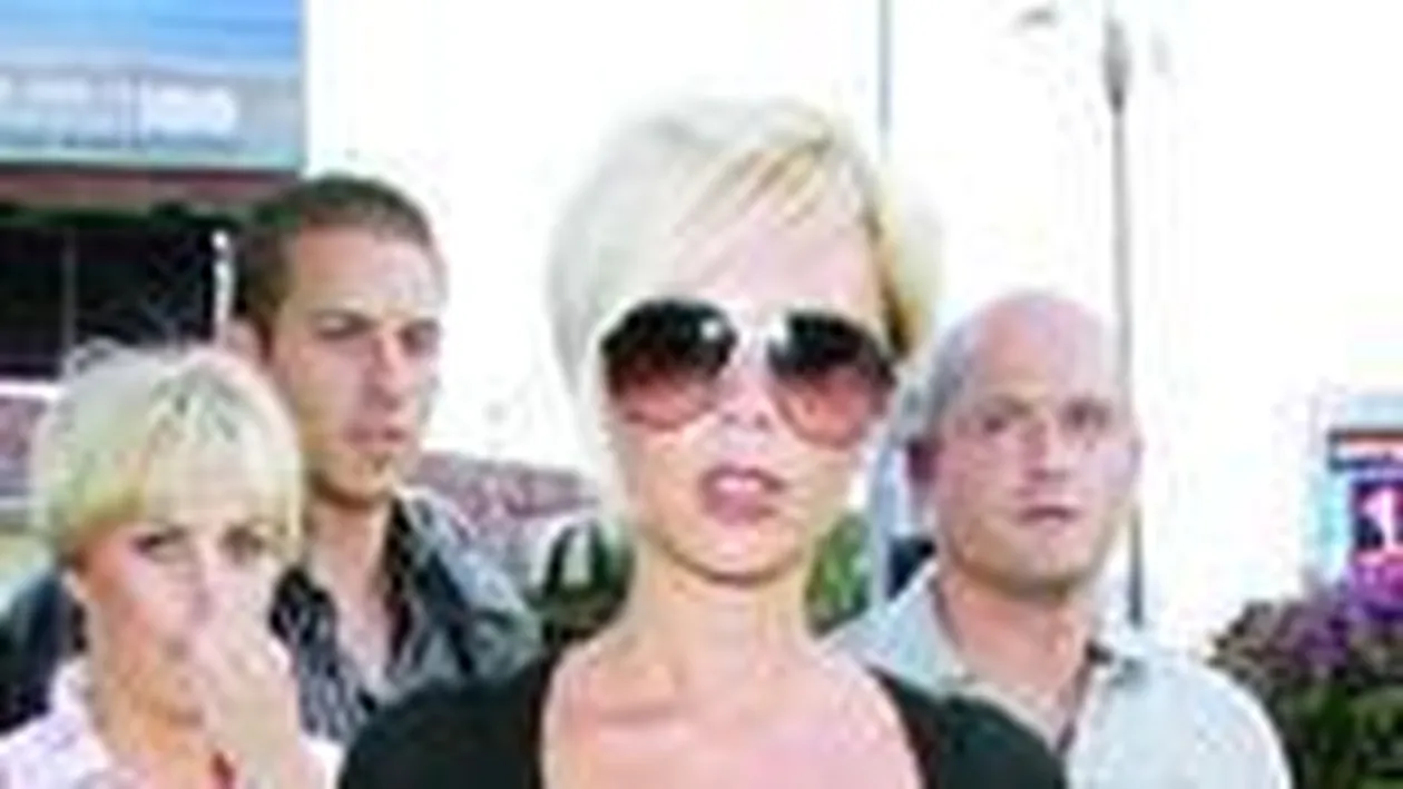 Lili Sandu o copiaza pe Victoria Beckham