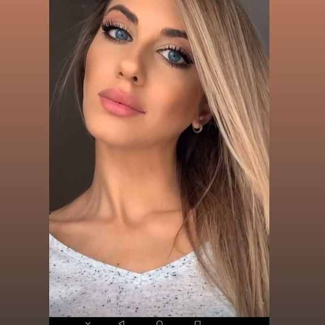 Blondina petrece tot mai mult timp în casa artistului