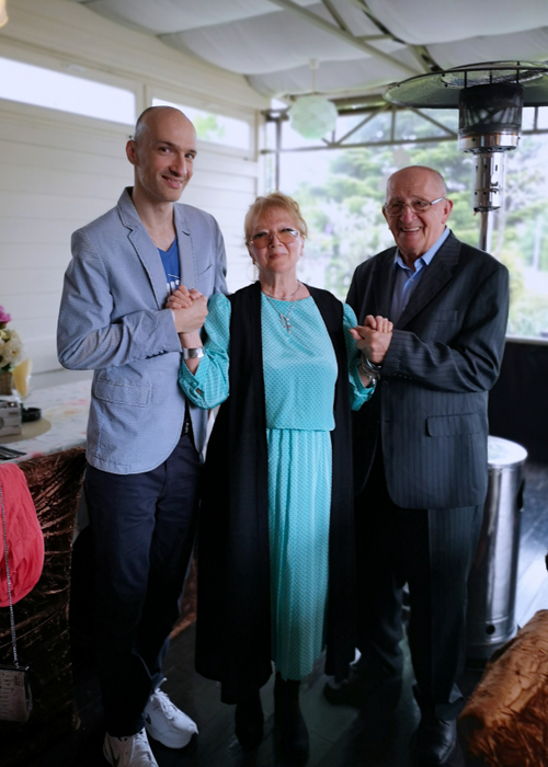 Mihai Ogășanu a făcut un album printat cu fotografii de familie, pe care îl răsfoiește adesea împreună cu tatăl său foto: arhivă personală