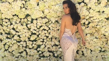 KANYE WEST i-a construit soţiei sale KIM KARDASHIAN un perete din trandafiri albi! Gestul romantic a fost absolut incredibil