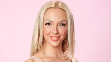 O sa innebunesti cand o vezi! Fiica lui Carmen Harra si-a aratat sanii pe internet: Calculatorul meu va exploda