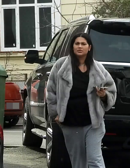 Roxana Dobre a ieșit în oraș la bordul unui Cadillac Escalade (Foto: CANCAN.RO)