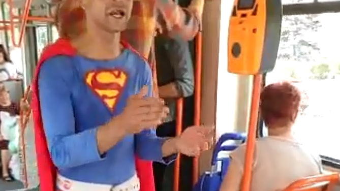Ce idee a avut un cerșetor dintr-un tramvai din București! Călătorii s-au șocat când l-au văzut