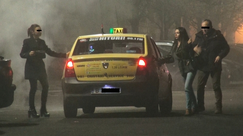 Exista viata dupa Sisu! Batuta si abandonata, iubita cantaretului a dat iama in mancare si se consoleaza cu prietenii!