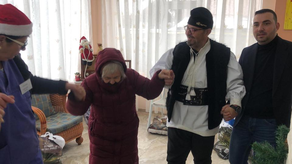 Fostul primar Cristian Popescu Piedone a colindat la un cămin de bătrâni: ”Am simțit nevoia să mă încarc sufletește!” | VIDEO