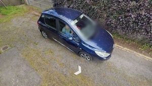 Credea că nu îl vede nimeni, dar a fost dat de gol de Google Maps! Ce făcea acest bărbat, ascuns în maşină