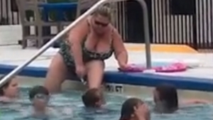 O femeie a fost filmată în timp ce se epila într-o piscină plină ochi cu copii