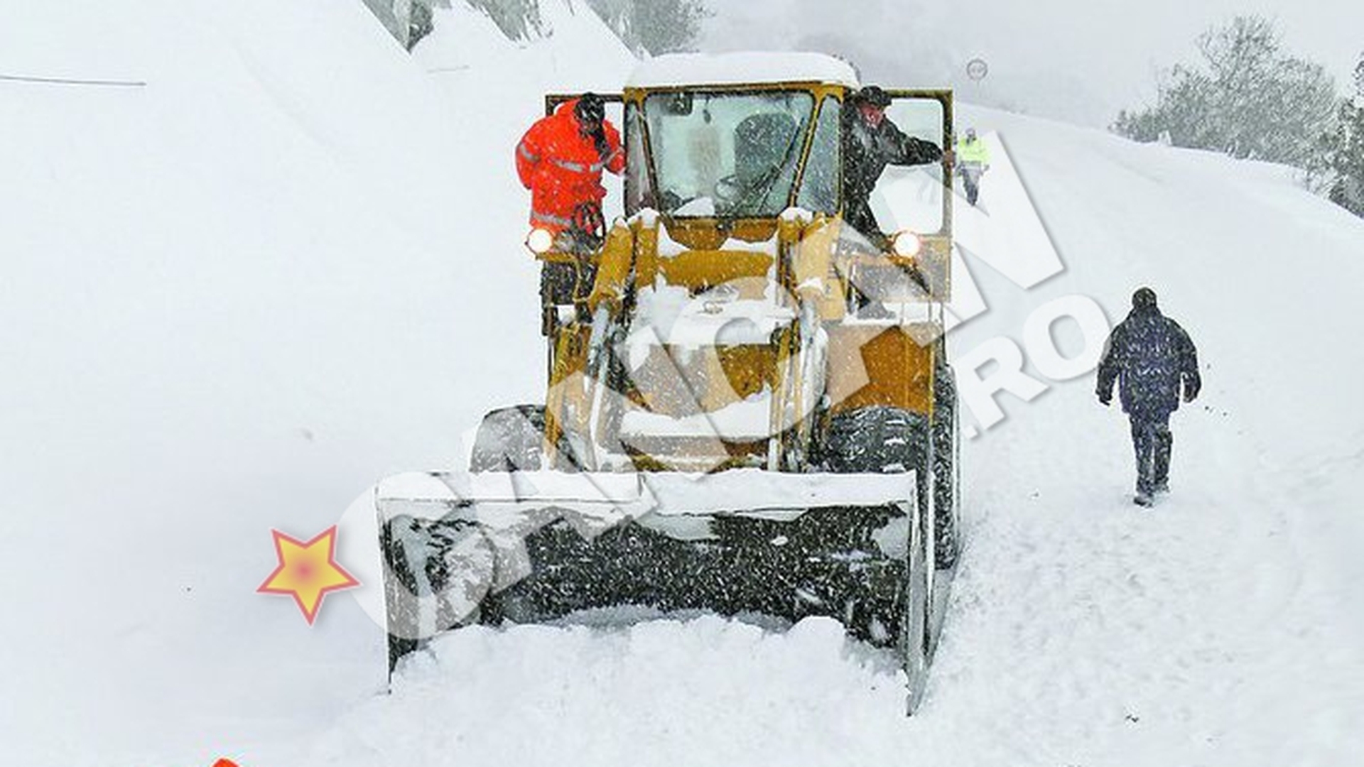 Caderile de zapada din Mehedinti au prins la mijloc mai multe masini. Au luat avalansa cu excavatorul