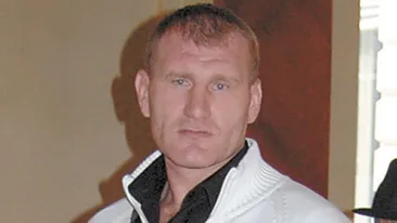 La gabaritul lui, Tolea nu poate dansa decat cu doua femei in acelasi timp. Vezi cum se descurca luptatorul cu femeile, in brate