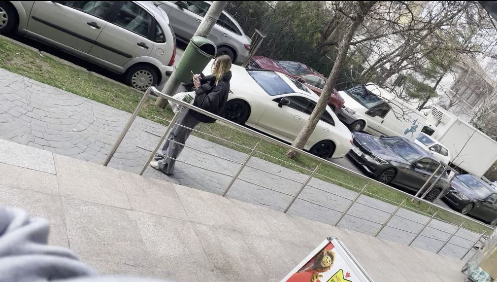 Alexandra Stan, "ascunsă" după blugii largi și lungi, geacă și ochelari (Foto: CANCAN.RO)