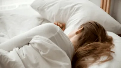 Obiceiul de seară care îți „micșorează” creierul și crește riscul de Alzheimer: avertismentul neurologilor