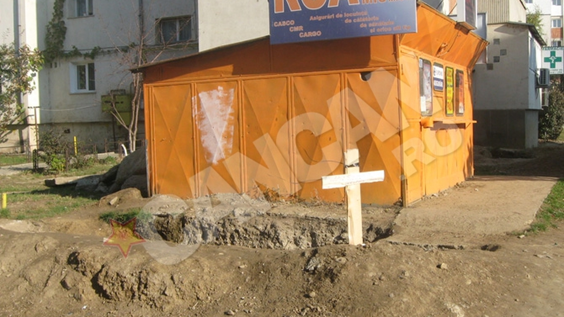 Sucevenii au pus cruce unei gropi din oras! Vezi ce mesaj haios au scris pe ea