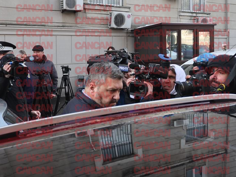 Gabriel Țuțu a părăsit sediul DNA abătut și a urcat într-un autoturism. Sursă: CANCAN.RO