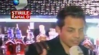 VIDEO Jean de la Craiova se lasa de muzica? Uite-l cum prepara un cocktail ca un veritabil barman! Crezi ca se descurca?