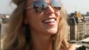 Corina da din culisele celui mai nou videoclip al ei: "Am facut misto de Shakira, am dat din buric pe muzica ei"