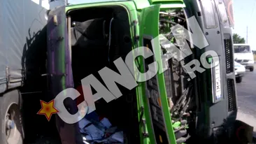 Imagini spectaculoase cu plaja aparuta intr-un giratoriu din Timisoara, dupa ce un tir cu 40 de tone de nisip s-a rasturnat!