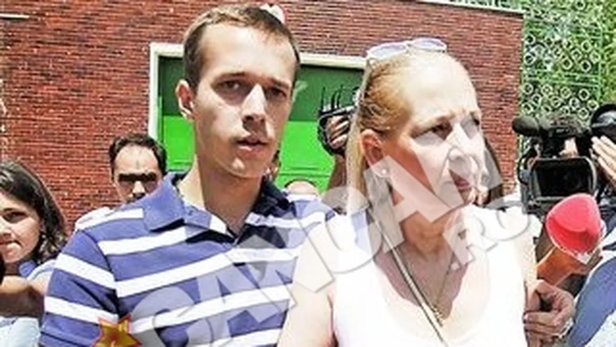 Adrian Nastase, vizitat de sotie si fiu la Penitenciarul Rahova. Danei Nastase i s-a facut rau cand a iesit din puscarie