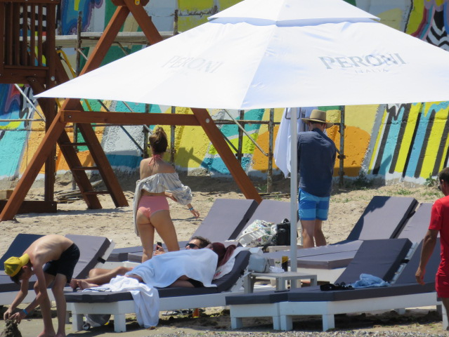 Sânziana Negru a apărut pe plajă cu "semnele izolării"