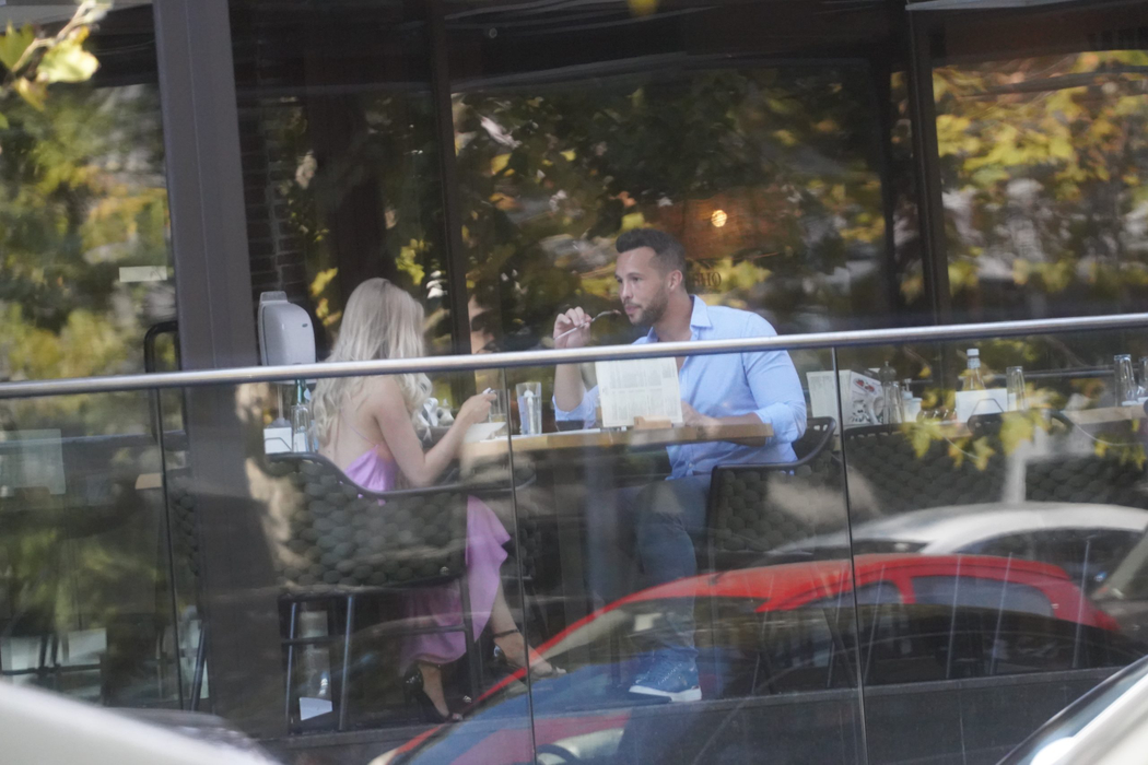 Tristan Tate, la restaurant, alături de o misterioasă blondină
