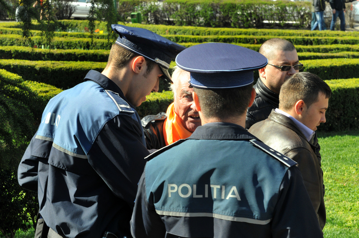 Se întâmplă în România şi nu este o poveste! Un poliţist a furat toate lemnele de foc din postul de poliţie