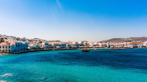 O româncă, vacanță de coșmar pe insula Mykonos din Grecia! Ce a pățit femeia: „Am ajuns în epoca de piatră. Toți te fură”
