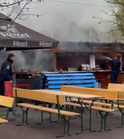 Incendiu la un târg de Crăciun din Capitală! O căsuță din lemn a aras ca o torță