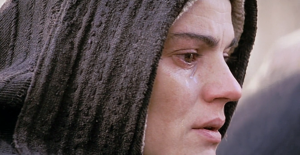 Maia Morgenstern în rolul mamei lui Iisus din filmul lui Mel Gibson