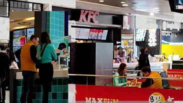 Andrei Duban a așteptat minute bune după comandă, fără să-și piardă răbdarea! Și-a făcut operație de micșorare a stomacului, dar tot fast food-ul îi place ?!