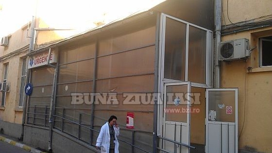 Medicilor nu le-a venit sa creada cand barbatul a intrat in salon: avea un tub de 20 de centimetri in rect!