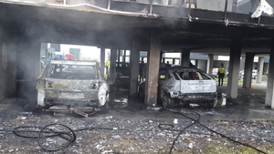 Panică la Cluj, din cauza unui incendiu violent. Două masini au ars în totalitate, iar oameni au fost evacuați din apartamente