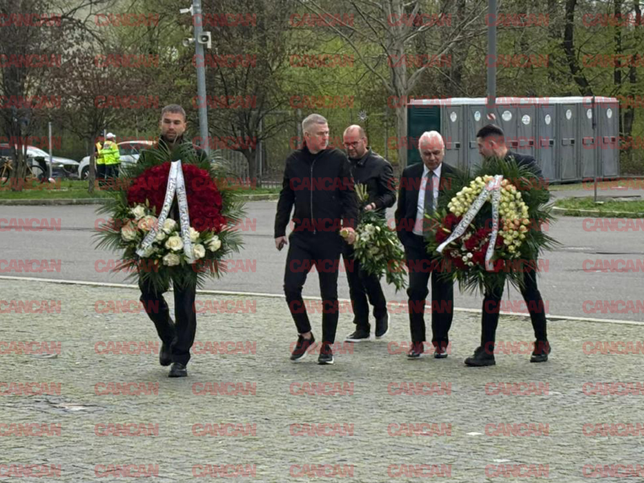 Politicieni, foști jucători și sute de fani își iau rămas bun de la Mircea Lucescu. Ultima zi de omagiu pe Arena Națională