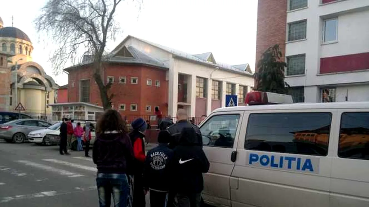 Șapte femei s-au bătut cu sticle în fața unei școli, sub ochii copiilor!