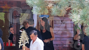 Ingenuncheata de durere si cu ochii inecati in lacrimi! Imagini tulburatoare de la inmormantarea tatalui Mihaelei Radulescu!