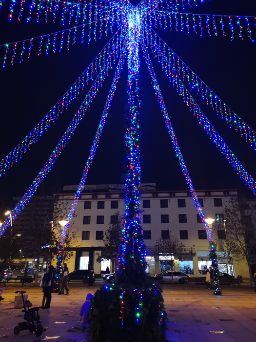 Chiar și luminată, coloana pe post de brad i-a nemulțumit pe unii dintre băcăuani