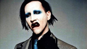 VIDEO Moment înspăimântător în plin concert! Marlilyn Manson a leşinat pe scenă şi a fost scos pe braţe!