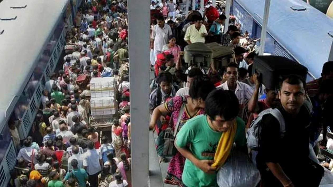 Trenul asta are atatia locuitori cat Sectorul 5! Uite cum arata transportul in India - Zeci de oameni pe o canapea, sute intr-un vagon, mii in picioare! Imaginile care te vor face sa te sufoci