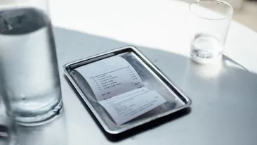 Un bacșiș de 16.000 de dolari lăsat unei chelnerițe, subiect de dispută pe internet