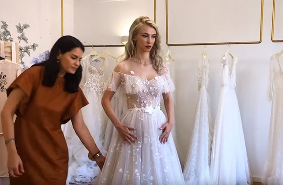 Andreea Bălan, emoții în cea mai importantă zi. Vedeta a arătat spectaculos în rochia brodată cu mesaje de dragoste