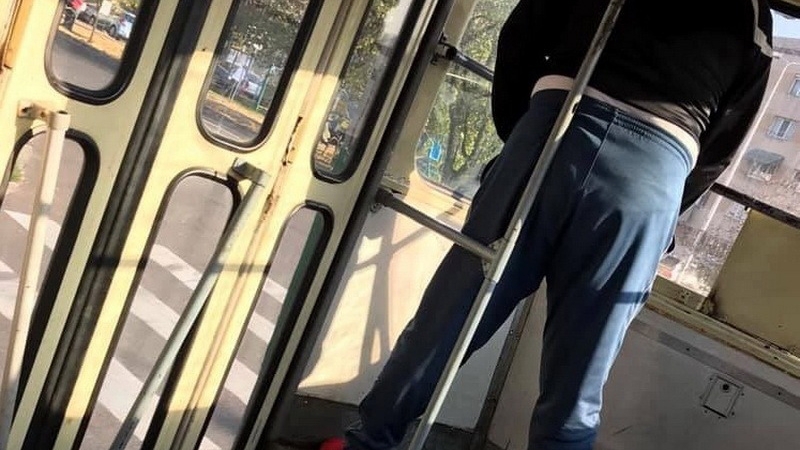 Un bărbat a fost surprins făcându-și nevoile într-un tramvai, în miezul zilei