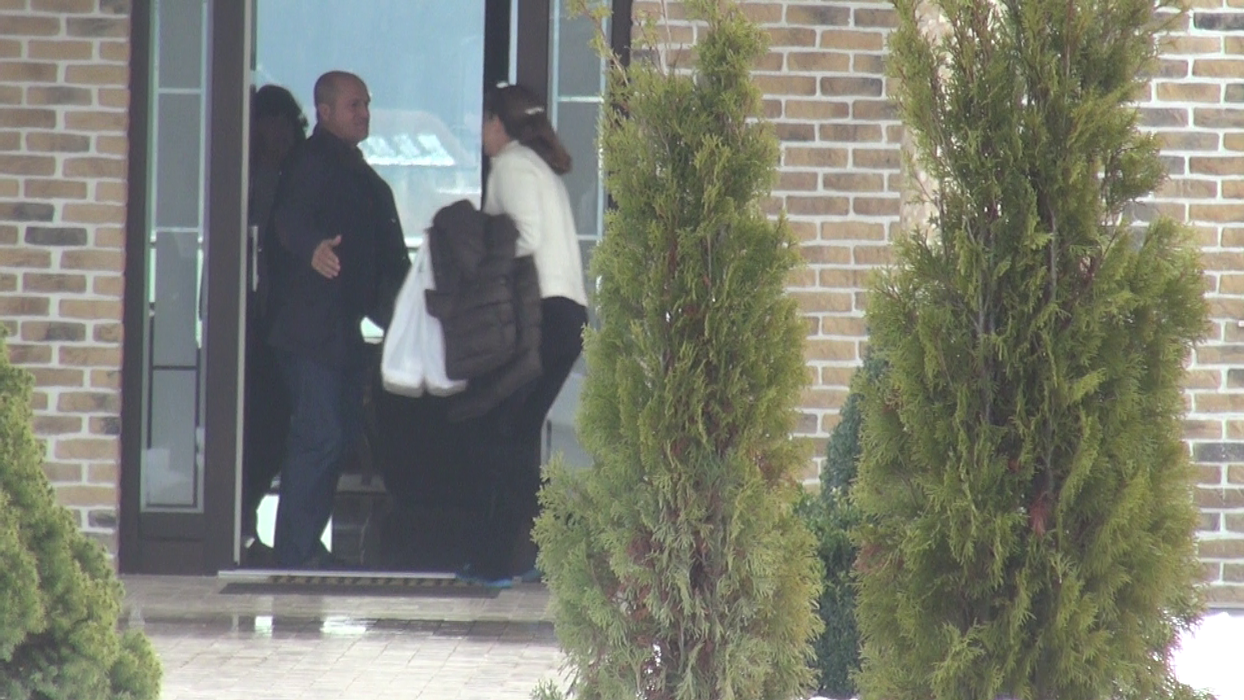 IANUARIE 2016. Mihaela şi Mircea Geoană au fost în vizită la Snagov, acasă la soţii Călina. Gazdele şi-au aşteptat musafirii la uşă, iar CANCAN.ro a filmat atunci primirea