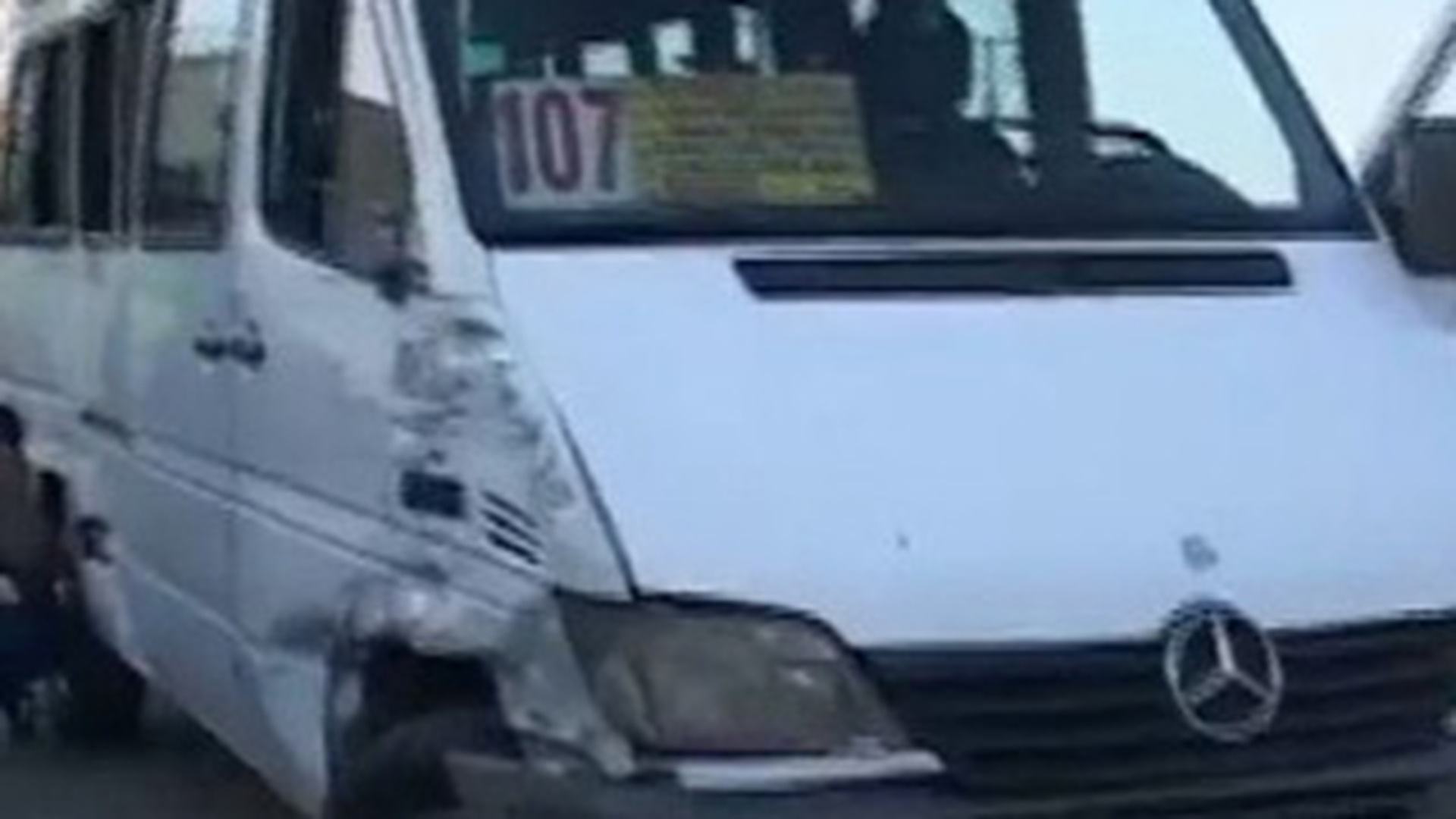 Un microbuz scolar in care se aflau 15 elevi s-a rasturnat, doi dintre copii au fost raniti